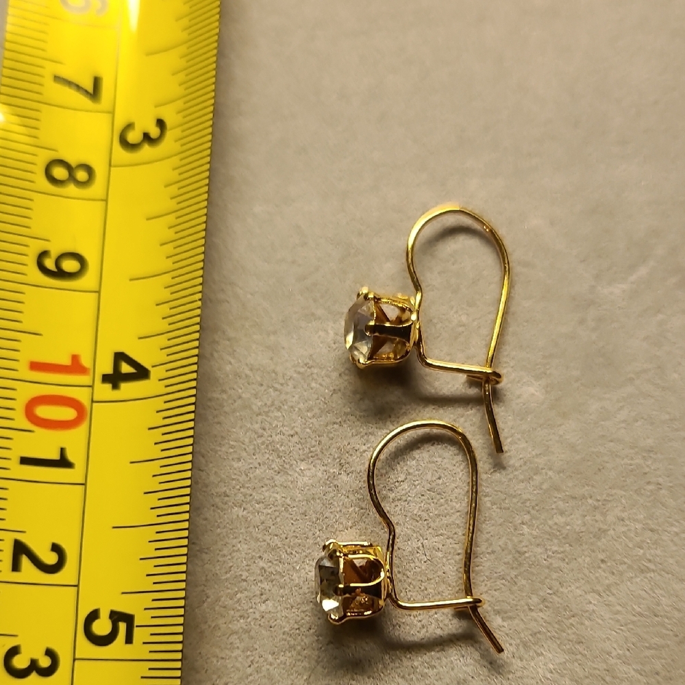 Elegant Gold-Tone Earrings - Picture 3 of 3